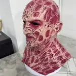 Freddy Krueger Maschera Horror Full-Face Rossa – Lattice con Cicatrici & Tatuaggi Realistici