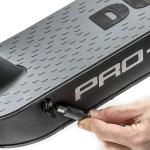 Ducati PRO-II, Scooter électrique, 15 Kg, Moteur Brushless 350W, Autonomie jusqu'à 25 Km, Pneus Tubeless 10", Charge Max 100 Kg