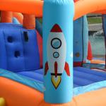 Aufblasbares Kinderspiel mit Trampolinrutsche und elektrischer Pumpe