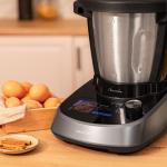 Robot da cucina multifunzione Mambo Touch 1600 W, 37 funzioni, touch TFT, ricettario integrato, 3.3 litri, APP, bilancia e caraffa in acciaio inox