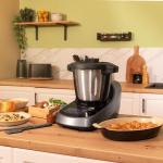 Robot da cucina multifunzione Mambo Touch 1600 W, 37 funzioni, touch TFT, ricettario integrato, 3.3 litri, APP, bilancia e caraffa in acciaio inox