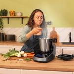 Robot da cucina multifunzione Mambo Touch 1600 W, 37 funzioni, touch TFT, ricettario integrato, 3.3 litri, APP, bilancia e caraffa in acciaio inox