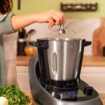 Robot da cucina multifunzione Mambo Touch 1600 W, 37 funzioni, touch TFT, ricettario integrato, 3.3 litri, APP, bilancia e caraffa in acciaio inox